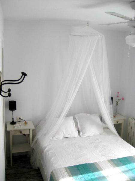 Double bed (140cm.) and ceiling fan